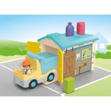 Playmobil Junior - Camion cu garaj de sortare