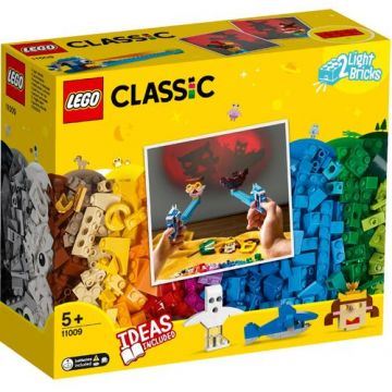 Set constructie LEGO® Classic 11009, Caramizi si lumini, 441 piese, Multicolor